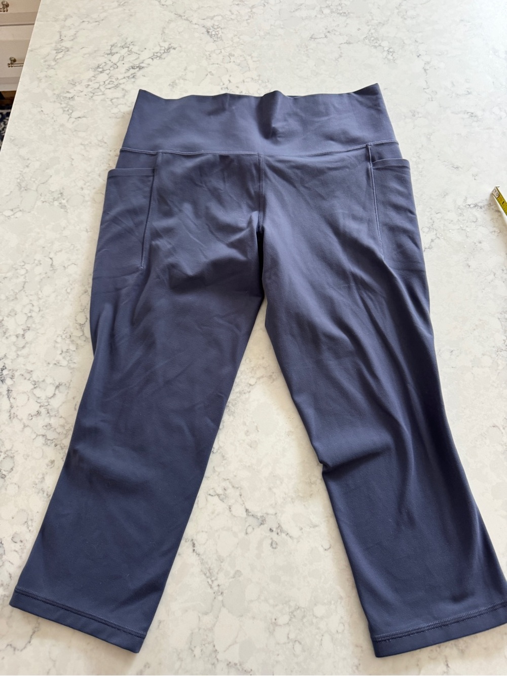 Athleta Salutation High-Rise Capri Leggings Size L with pockets